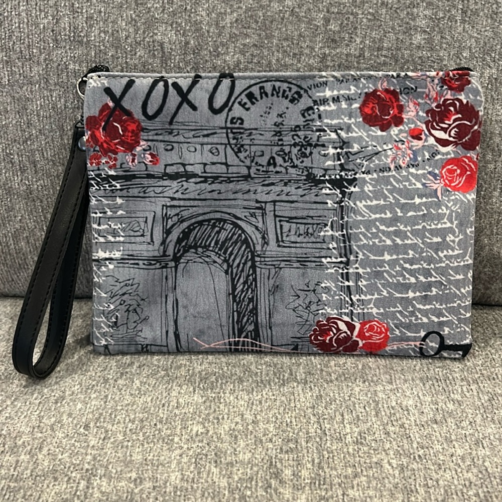 Zippered Wristlet - XOXO France and Roses . NWOT - Picture 2 of 7